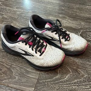 Women’s Brooks tennis shoes size 8.5